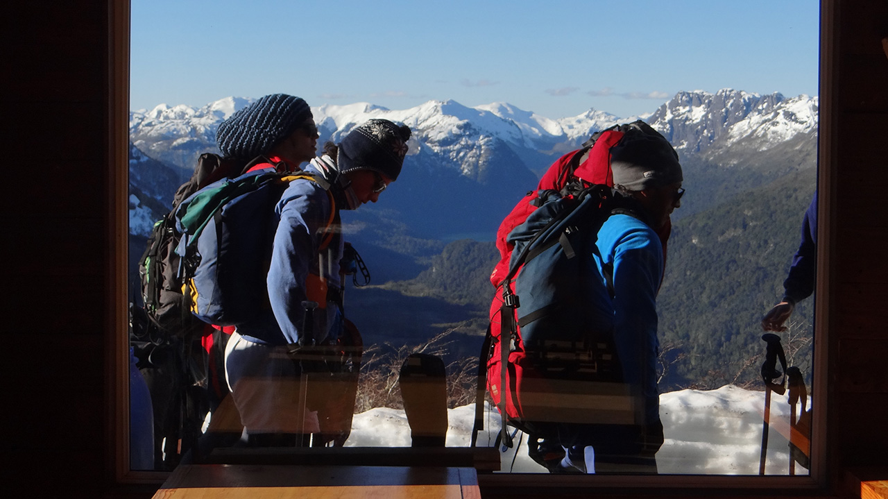 Vista panorámica del Refugio Agostino Rocca rodeado de montañas nevadas.