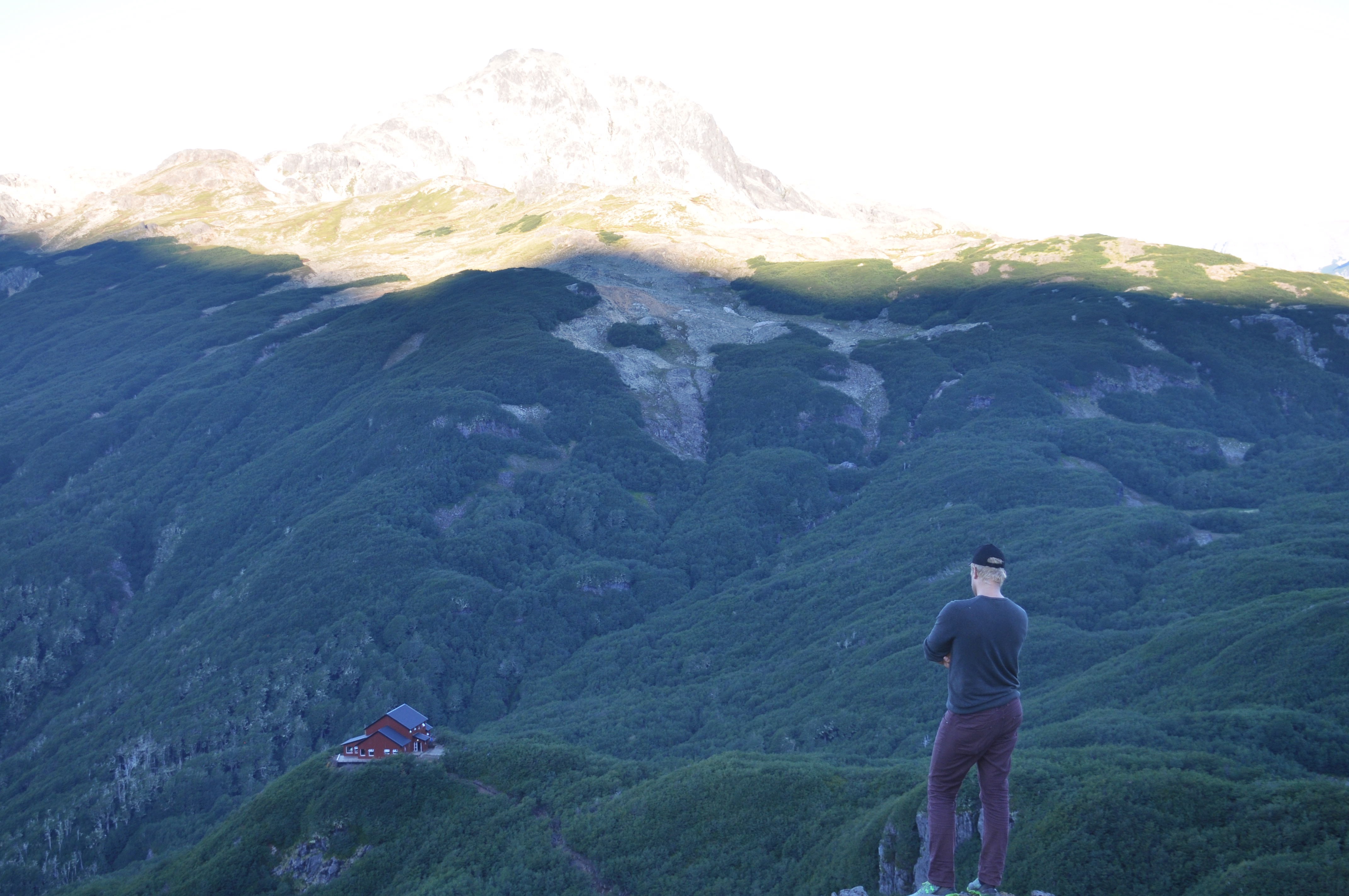 Senderistas cruzando un puente entre bosques patagónicos.